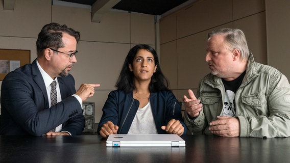 Annika Kröger (Banafshe Hourmazdi) hat genug von Boerne (Jan Josef Liefers) und Thiel (Axel Prahl, r). © WDR/Molina Film/Thomas Kost 