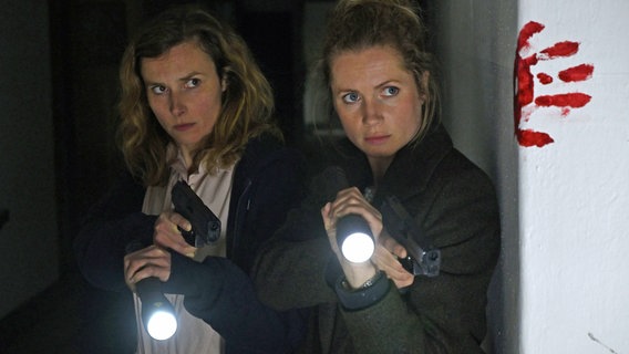 Karin Gorniak (Karin Hanczewski) und Leonie Winkler (Cornelia Gröschel) machen eine entsetzliche Entdeckung beim Routinecheck im Haus der Fischers. © MDR/MadeFor/Hardy Spitz 