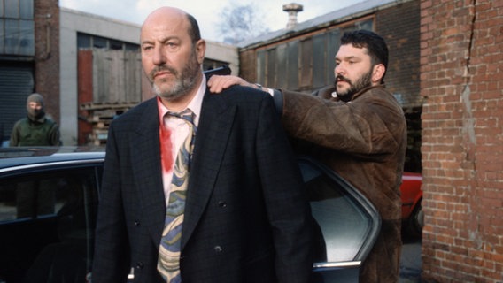 Tatort -Ein Wodka zu viel:  Paul Stoever (Manfred Krug)  gerät in die Hände eines Geiselnehmers (Gennadi Vengerov). © NDR 