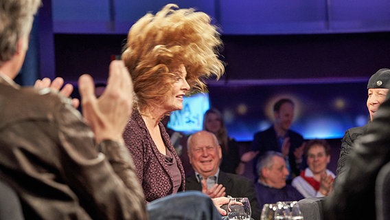Bettina Tietjen schüttelt ihre Haare. © NDR/Christian Wyrwa 