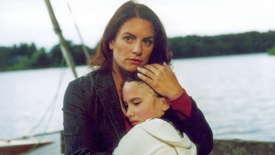 Fürchtet um ihre Tochter Laura (Sarah und Laura Bellini): Sabrina (Christine Neubauer). © ARD/DEGETO/Anngret Plehn - honorarfrei 