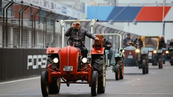 Sven Tietzer und Brunhilde zu Gast auf dem Nürburgring © NDR/Cineteam GmbH 