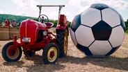 Brunhilde mit Riesenfußball © NDR 