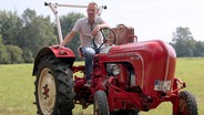 Sven Tietzer auf seinem knallroten Porsche-Trecker "Brunhilde". © NDR 