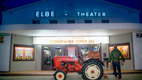 Sven Tietzer, sein Trecker und das Elbe-Theater. © NDR/Dominique Lars Ziesemer 