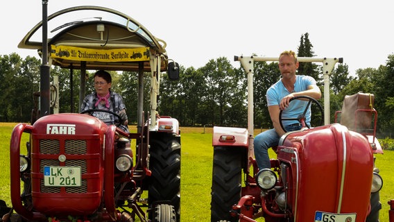 Sven Tietzer zu Gast bei den Traktorfreunden Varlheide. © NDR 