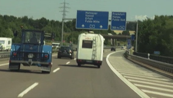 Ein HANOMAG auf der Autobahn. © NDR 