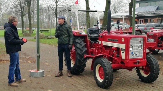 Sven Tietzer im Gespräch mit Peter Börnsen vor seinem IHC 353. © NDR 