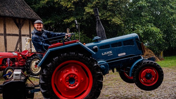 Sven Tietzer auf einem Lanz-Traktor. © NDR 