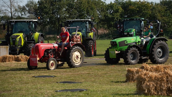 Sven Tietzer und Jasmin Wagner im Trecker-Duell. © NDR 