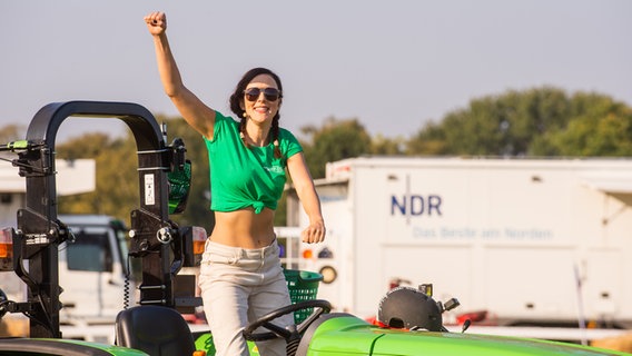 Jasmin Wagner auf einem Deutz-Fahr-Traktor. © NDR 