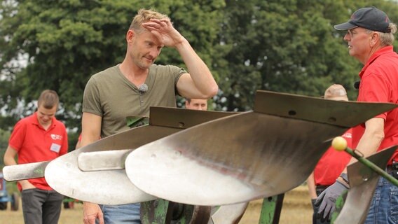 Sven Tietzer vor einem Pflug. © NDR 