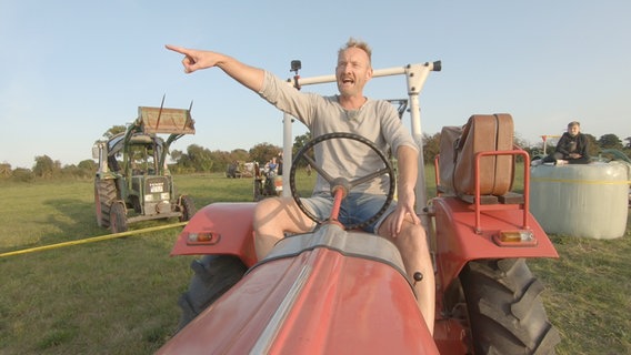 Sven Tietzer beim Treckerbillard. © NDR 