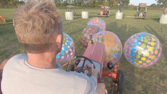 Sven Tietzer beim Treckerbillard. © NDR 