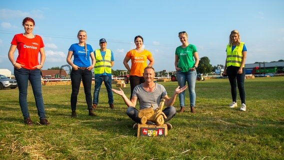 Sven Tietzer und die besten Treckerfahrerinnen Norddeutschlands © NDR 