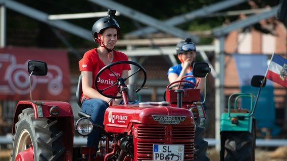 Denise Teelen auf einem McCormick Farmall © NDR 