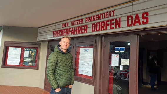 Sven Tietzer vor dem Elbe-Kino. © NDR 