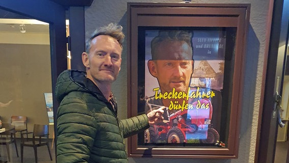 Sven Tietzer vor einem Filmplakat des Elbe-Kinos. © NDR 