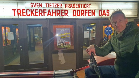 Sven Tietzer mit Brunhilde vor den Elbe-Kinos. © NDR 