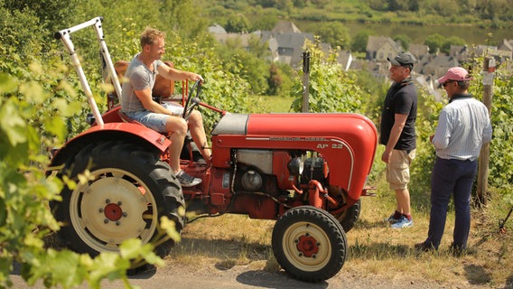 Sven Tietzer zu Gast bei der Winzerfamilie Burg an der Mosel. © NDR 