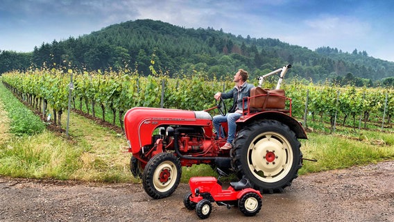 Sven Tietzer vor Weinbergen. © NDR 