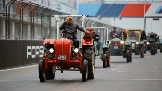 Sven Tietzer und Brunhilde zu Gast auf dem Nürburgring. © NDR 