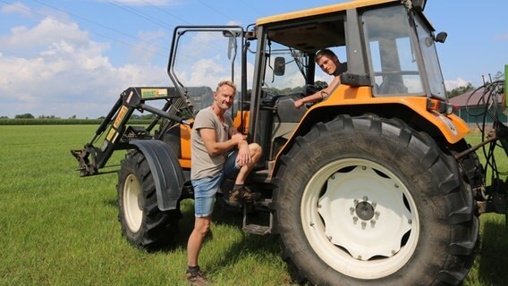 Sven und Linus am nicht umgebauten Trecker in Fürstenau der per Handgas gesteuert wird - er muss hineingehoben werden © NDR 