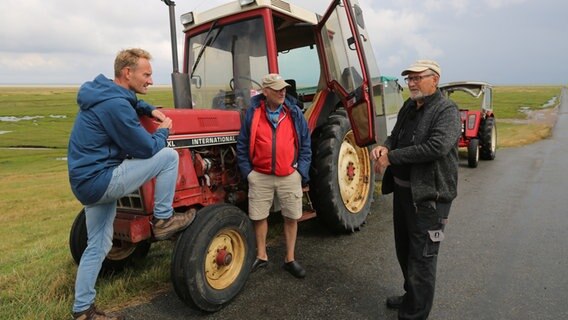 Sven trifft Peter und Brede auf Mandö. © NDR 