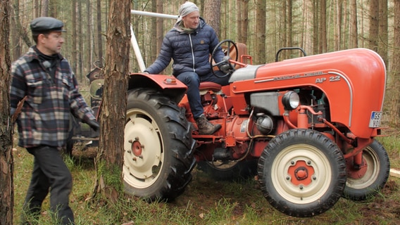 Eicherbergung mit Brunhilde die vorn abhebt aufgrund des Eichergewichts. © NDR 