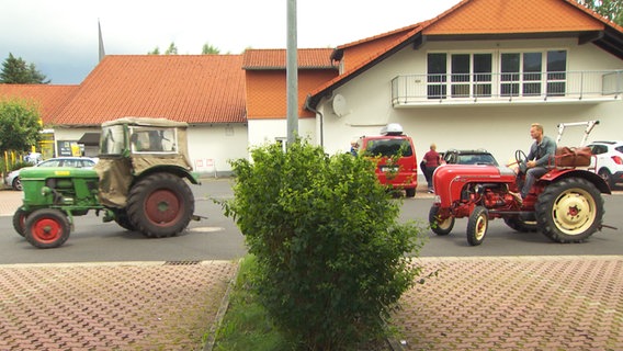 Abfahrt mit Treckeroma Hilde Albert in Hausen (Nordhessen). © NDR 