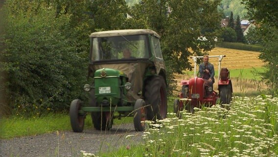 Ankunft am Picknicksort mit Treckeroma Hilde Albert in Hausen (Nordhessen). © NDR 