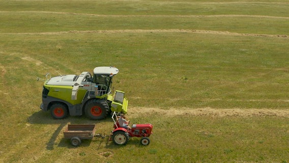 Challenge bein Farmingsimulator auf dem Gut Hohen Luckow. © NDR 