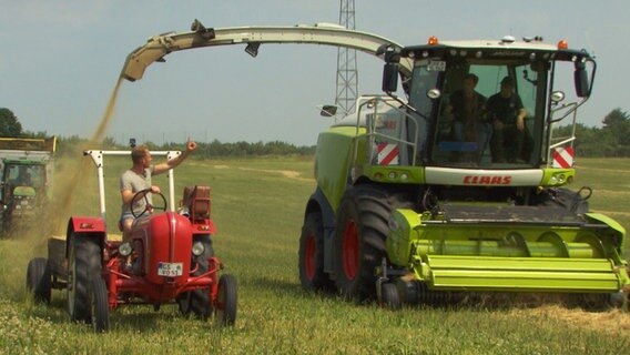 Challenge bein Farmingsimulator auf dem Gut Hohen Luckow. Zielgenaues Fahren mit Brunhilde und dem Mähdrescher. © NDR 