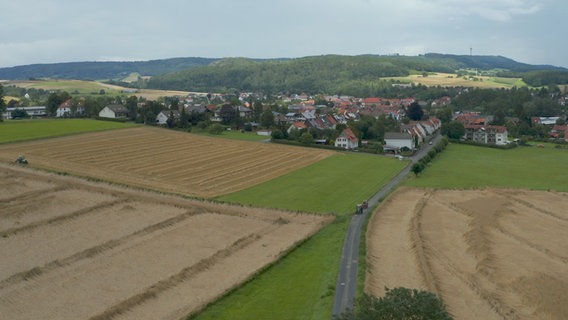 Fahrt zum Picknicksort mit Treckeroma Hilde Albert in Hausen (Nordhessen). © NDR 