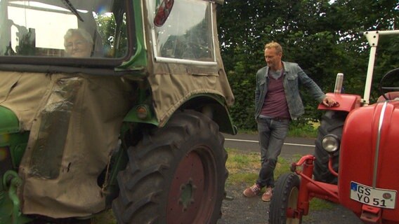 Sven beobachtet den Startversuch von Treckeroma Hilde Albert in Hausen (Nordhessen). © NDR 