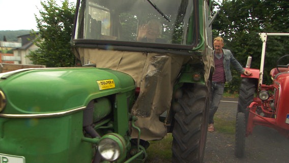 Sven beobachtet den Startversuch von Treckeroma Hilde Albert in Hausen (Nordhessen) (2). © NDR 