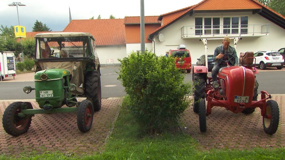 Sven parkt neben der Treckeroma Hilde Albert in Hausen (Nordhessen). © NDR 