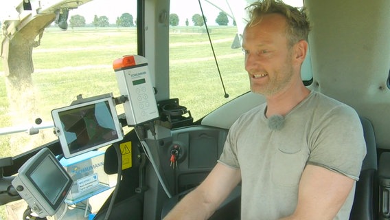 Sven steuert den Mähdrescher bei der Challenge auf Gut Hohen Luckow. © NDR 