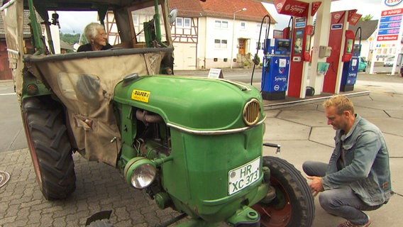 Sven überprüft den Luftdruck bei Treckeroma Hilde Albert in Hausen (Nordhessen). © NDR 