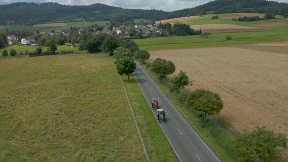 Sven unterwegs mit der Treckeroma Hilde Albert in Hausen (Nordhessen). © NDR 