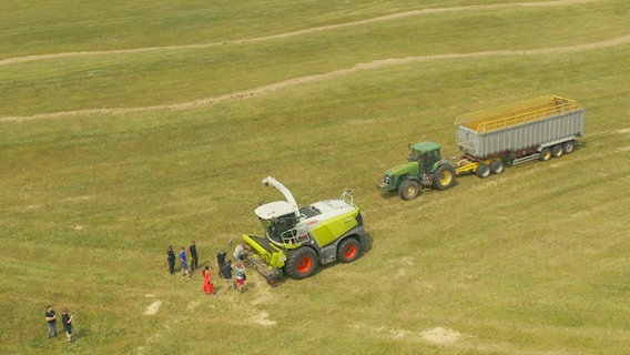 Vor der ersten Challenge auf dem Gut Hohen Luckow. © NDR 