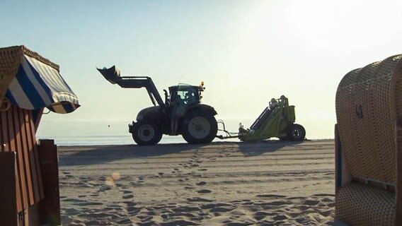 Morgendliche Strandreinigung am TImmendorfer Strand mit spezieller Reinigungsmaschine. © NDR 