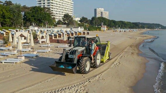 Morgendliche Strandreinigung am TImmendorfer Strand mit spezieller Reinigungsmaschine. © NDR 