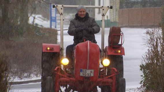 Abfahrt vom Landwirtschaftsmuseum in Meldorf mit überraschenden Wintereinbruch. © NDR 
