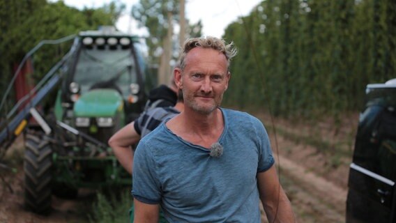 Sven bei der Hopfenernte der Agragenossenschaft in Heringen. © NDR 