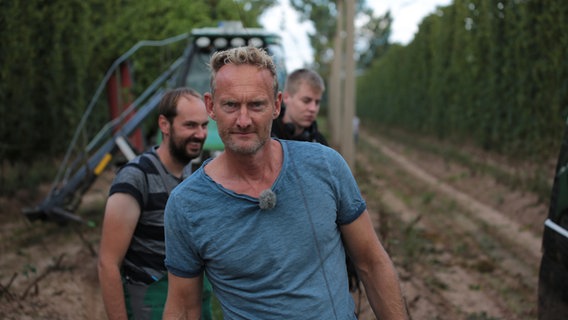 Sven bei der Hopfenernte der Agragenossenschaft in Heringen, im Hintergrund Landwirt Lukas. © NDR 