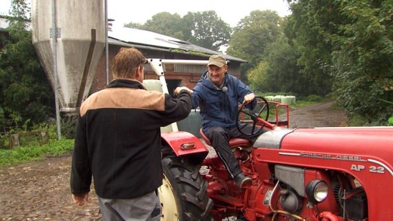 Sven kommt bei Landwirt-Autor Matthias Stührwoldt in Stolpe an. © NDR 