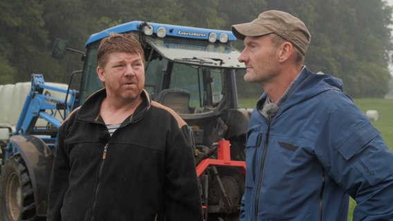 Sven und Landwirt-Autor Matthias Stührwoldt. © NDR 