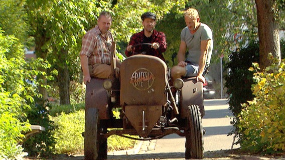 Holger, Sven und Dr. Trecker mit dem wiederfahrenden Eicher. © NDR 