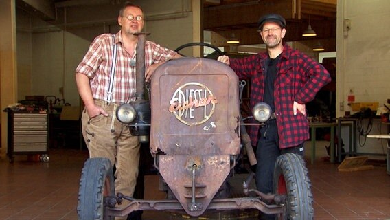 Holger und Dr. Trecker mit dem frisch restaurierten Eicher in Meldorf. © NDR 